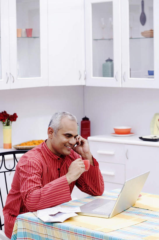 一个人,坐,笑,打电话,微笑,露齿笑,竖图,俯视,室内,白天,爱情,幸福,纯洁,热情,电脑,笔记本电脑,厨房,玫瑰,杯子,电话,花瓶,手机,亚洲,仅一个男性,仅一个人,喝,服装,盛开,网络,瓷器,玫瑰花,咖啡杯,陶瓷制品,浪漫,花蕾,注视,休闲装,通讯设备,花,花瓣,花朵,鲜花,衣服,红色,花苞,花蕊,观察,看,仅一个老年男性,休闲,温暖,温馨,休闲服,恩爱,服饰,观看,和睦,察看,无线,关注,瓷杯,无线网络,感动,无线上网,便携式电脑,尊敬,交流,天真,刺玫花,徘徊花,手提电脑,老年男性,男人,男性,亚洲人,印度人,沟通,通话,坐着,半身,彩图,高角度拍摄,灶间,融洽