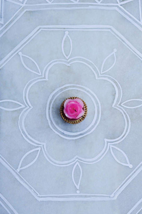 无人,竖图,俯视,室内,白天,蜡烛,阴影,花纹,节日,光线,火焰,影子,烛光,地面,燃烧,文化,点燃,祈祷,健康,许愿,宗教,信仰,纪念,祈求,平安,彩图,高角度拍摄