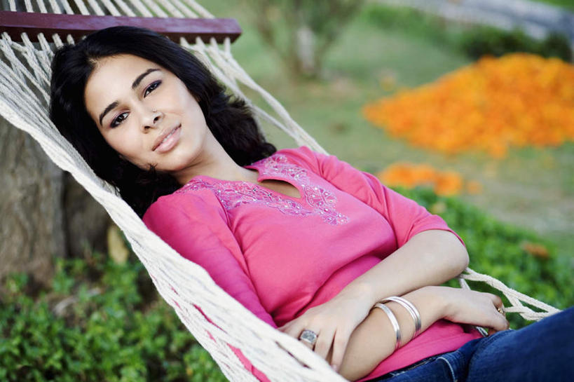 一个人,花园,躺,横图,室外,白天,正面,花圃,床,吊床,亚洲,仅一个年轻女性,仅一个女性,仅一个人,吊挂,悬挂,服装,朦胧,模糊,挂,注视,休闲装,衣服,观察,看,享受,休闲,休闲服,服饰,观看,察看,安逸,关注,安适,清闲,卧着,年轻女性,女人,女性,亚洲人,印度人,小花园,躺着,卧,半身,彩图