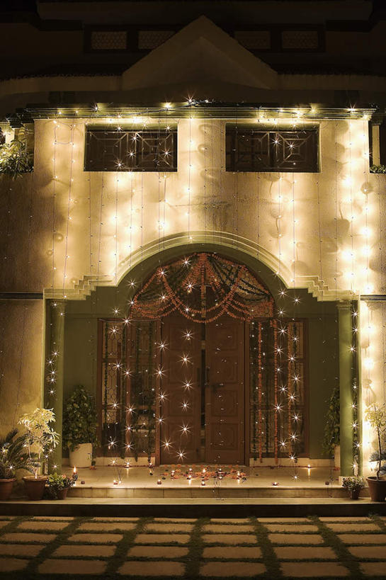 无人,家,竖图,室外,夜晚,仰视,照明,朦胧,模糊,彩灯,房屋,屋子,灯光,美丽,楼房,住宅,灯,灯具,花灯,照亮,照明设备,彩图,低角度拍摄,房子