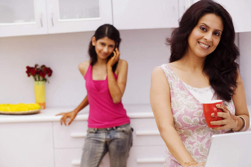 两个人,伙伴,朋友,站,捧,笑,打电话,微笑,露齿笑,横图,室内,白天,正面,爱情,友谊,幸福,纯洁,热情,电脑,笔记本电脑,玫瑰,杯子,电话,花瓶,手机,亚洲,服装,朦胧,模糊,盛开,网络,瓷器,玫瑰花,咖啡杯,陶瓷制品,浪漫,花蕾,注视,休闲装,通讯设备,花,花瓣,花朵,鲜花,衣服,红色,花苞,花蕊,观察,看,站着,休闲,温暖,温馨,休闲服,恩爱,服饰,观看,和睦,察看,无线,关注,瓷杯,通信设备,无线网络,感动,无线上网,便携式电脑,尊敬,交流,天真,友情,刺玫花,徘徊花,手提电脑,年轻女性,女人,女性,亚洲人,印度人,端,端着,沟通,捧着,手捧,通话,站立,半身,彩图,融洽