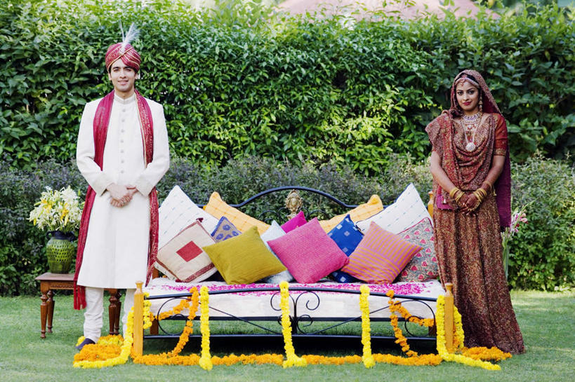 两个人,夫妻,新娘,新郎,站,笑,微笑,露齿笑,横图,室外,白天,正面,爱情,婚礼,快乐,草地,草坪,植物,床,靠垫,花瓶,亚洲,庆祝,装饰,盛开,双人床,床单,靠枕,结婚,浪漫,花蕾,茶几,注视,被子,草,花,花瓣,花朵,鲜花,树,树木,黄色,绿色,自然,围巾,垫子,枕头,花苞,花蕊,观察,看,站着,温暖,喜庆,菊花,恩爱,恋人,生长,成长,围脖,观看,纪念,保暖,华丽,吉祥,点缀,察看,被单,御寒,关注,高洁,衬托,美观,雅致,雅观,长寿,怀恋,清净,真情,寿客,秋菊,男人,男性,年轻男性,年轻女性,女人,女性,亚洲人,印度人,夫妇,情侣,站立,彩图,全身,高兴,伴侣