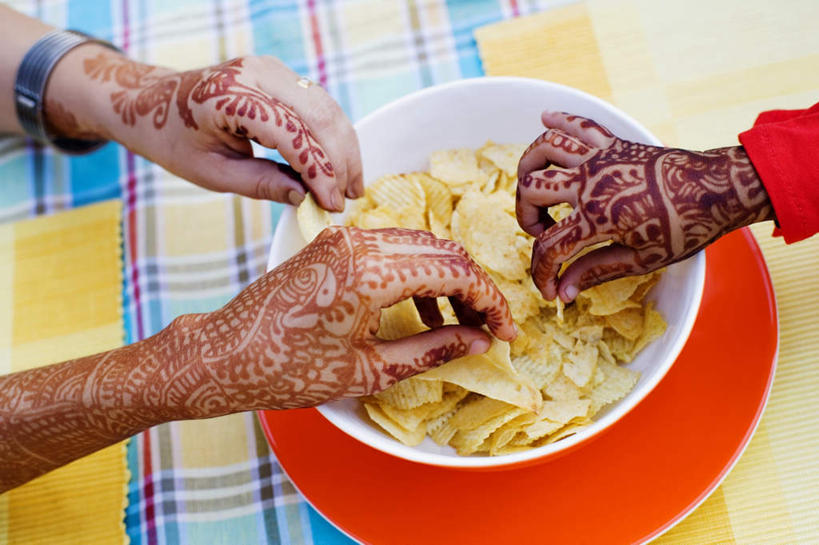 点心,儿童,手,三个人,伙伴,朋友,坐,横图,俯视,室外,特写,白天,友谊,纯洁,亚洲,朦胧,模糊,艺术,彩绘,陶瓷,食品,陶瓷制品,拿,拿着,文化,薯片,食物,小孩,容器,碗,零食,手部,可爱,童年,童趣,储藏,单手,储存,童真,人体彩绘,垃圾食品,烂漫,无邪,美观,纹身彩绘,天真,友情,男孩,男人,男性,女孩,女人,女性,亚洲人,印度人,坐着,半身,彩图,高角度拍摄,贮存,男生,女生