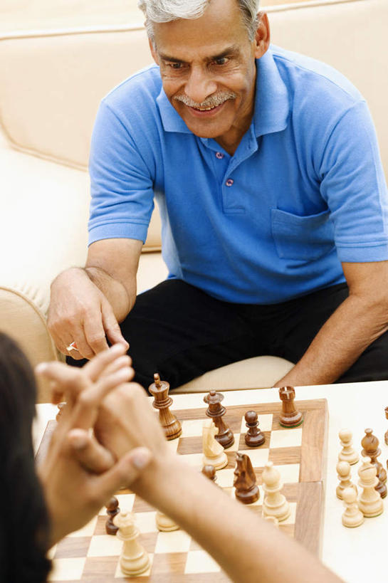 两个人,家庭,祖父,客厅,坐,笑,微笑,露齿笑,竖图,俯视,室内,白天,游戏,快乐,比赛,竞争,沙发,亚洲,服装,朦胧,模糊,墙,拿,拿着,注视,休闲装,娱乐,相视,墙壁,墙面,衣服,白色,象棋,观察,看,休闲,温暖,温馨,一家人,面对面,休闲服,棋盘,国际象棋,服饰,爷爷,观看,祖孙,对视,和睦,察看,起居室,关注,相对,布艺沙发,外公,外祖父,外孙,相看,外孙子,客堂,老年男性,男人,男性,年轻男性,亚洲人,印度人,孙子,坐着,半身,彩图,高角度拍摄,融洽,皮沙发