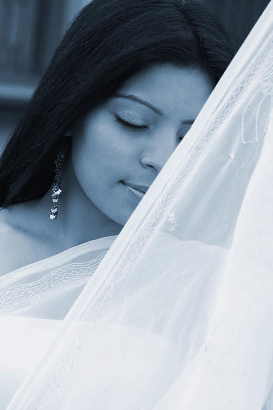 一个人,新娘,站,闭眼,竖图,室外,白天,正面,裙子,婚礼,快乐,亚洲,仅一个年轻女性,仅一个女性,仅一个人,朦胧,模糊,庆祝,结婚,长裙,站着,喜庆,纪念,年轻女性,女人,女性,亚洲人,印度人,闭眼睛,闭着眼,闭着眼睛,站立,半身,彩图,婚礼服,礼服,高兴