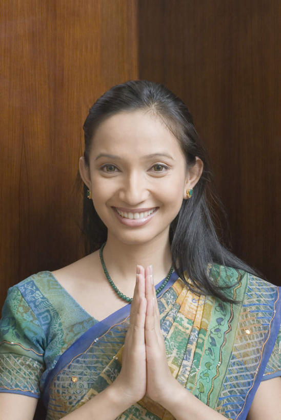 东方人,一个人,站,笑,微笑,露齿笑,竖图,室内,白天,正面,民族服装,亚洲,仅一个年轻女性,仅一个女性,仅一个人,木制,墙,祝福,注视,黄种人,墙壁,墙面,虔诚,木制品,观察,看,祈祷,双手合十,站着,服饰,观看,飘逸,察看,庄重,关注,感谢,追求,合掌,纱丽,合十礼,合掌礼,合十,莲华合掌,感恩,雅致,纱丽服,清婉,妍丽,年轻女性,女人,女性,亚洲人,印度人,站立,半身,彩图,传统服装,民俗服,奢华