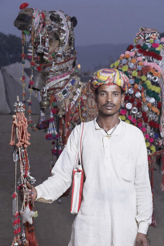 东方人,一个人,站,竖图,室外,白天,正面,民族服装,野生动物,亚洲,仅一个男性,仅一个人,装饰,食品,注视,黄种人,骆驼,仅一个年轻男性,动物,观察,看,站着,可爱,活泼,观看,牵着,华丽,修饰,点缀,察看,关注,衬托,美观,雅致,雅观,男人,男性,年轻男性,亚洲人,印度人,站立,半身,彩图,传统服装,民俗服