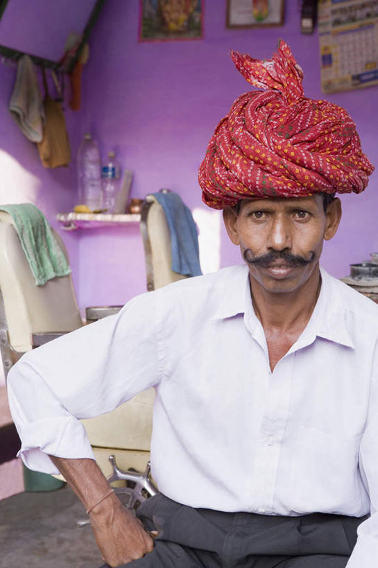 东方人,胡须,一个人,理发师,家,站,竖图,室外,白天,正面,民族服装,亚洲,仅一个男性,仅一个人,头巾,房屋,墙,屋子,注视,黄种人,墙壁,墙面,住宅,紫色,观察,看,站着,仅一个老年男性,观看,察看,关注,手插袋,单手插袋,单手抄兜,单手放兜,老年男性,男人,男性,亚洲人,印度人,胡子,小胡子,发型师,理发员,美发师,插兜,手插兜,手放口袋,站立,半身,彩图,传统服装,民俗服,房子,手抄兜