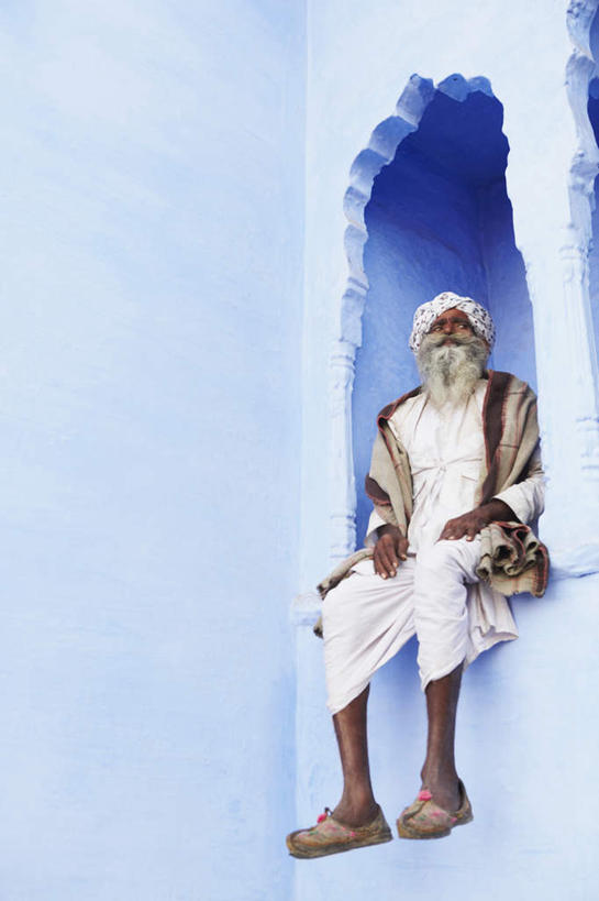 东方人,胡须,一个人,坐,竖图,室外,白天,仰视,民族服装,门,标志建筑,地标,建筑,印度,亚洲,仅一个男性,仅一个人,墙,拱门,建筑群,注视,黄种人,建设,墙壁,墙面,白色,门框,观察,看,仅一个老年男性,观看,察看,关注,南亚,拉贾斯坦邦,拉贾斯坦,印度共和国,普什卡,老年男性,男人,男性,亚洲人,印度人,胡子,络腮胡,坐着,彩图,低角度拍摄,全身,传统服装,民俗服