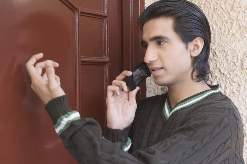 东方人,脸,头,脸颊,一个人,站,打电话,横图,室外,特写,白天,正面,电话,手机,亚洲,仅一个男性,仅一个人,握,服装,拿,敲,拿着,注视,休闲装,黄种人,通讯设备,肩膀,仅一个年轻男性,衣服,观察,看,站着,休闲,休闲服,握着,服饰,观看,察看,关注,交流,男人,男性,年轻男性,亚洲人,印度人,头部,脸部,脸蛋,面部,沟通,通话,站立,半身,彩图,敲门