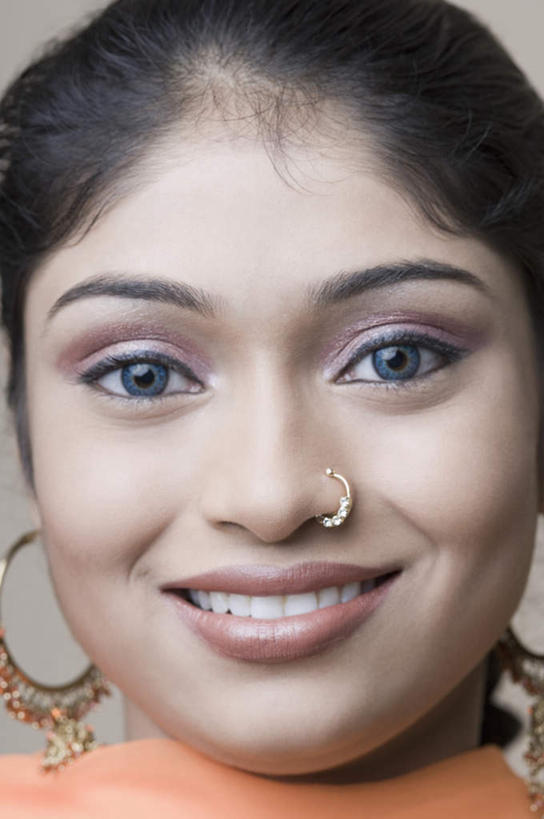 脸,脸颊,一个人,站,笑,微笑,露齿笑,竖图,室内,特写,白天,白色背景,正面,民族服装,亚洲,仅一个年轻女性,仅一个女性,仅一个人,注视,耳环,观察,看,站着,摄影,影棚,观看,察看,关注,鼻环,年轻女性,女人,女性,亚洲人,印度人,脸部,脸蛋,面部,站立,半身,彩图,影棚拍摄,传统服装,民俗服,拍摄