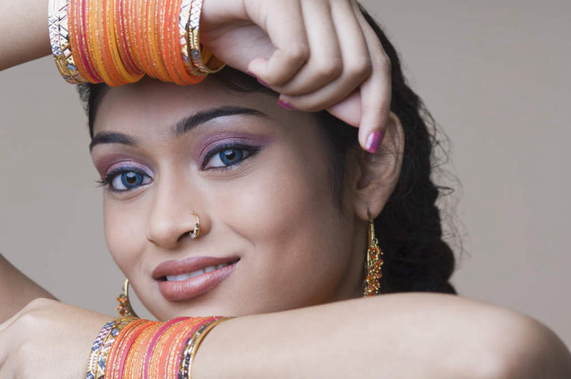 脸,脸颊,一个人,站,笑,微笑,露齿笑,横图,室内,特写,白天,白色背景,正面,民族服装,化妆,美容,亚洲,仅一个年轻女性,仅一个女性,仅一个人,护肤,注视,装饰品,耳环,饰品,手链,首饰,观察,看,站着,保养,享受,休闲,放松,遮,保健,摄影,手镯,影棚,观看,察看,遮挡,关注,镯子,遮盖,养颜,遮蔽,鼻环,年轻女性,女人,女性,亚洲人,印度人,脸部,脸蛋,面部,站立,半身,彩图,影棚拍摄,传统服装,民俗服,拍摄