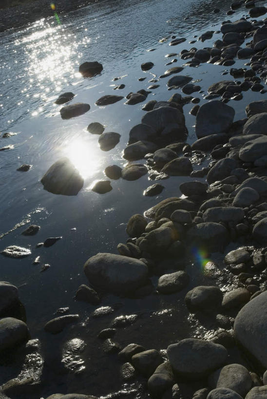 无人,竖图,俯视,室外,白天,旅游,度假,湖,湖泊,石头,美景,水,印度,亚洲,阴影,光线,影子,湖面,景观,水流,水面,娱乐,阳光,自然,湖水,享受,休闲,鹅卵石,景色,放松,自然风光,南亚,印度共和国,比哈尔邦,岩石,彩图,高角度拍摄