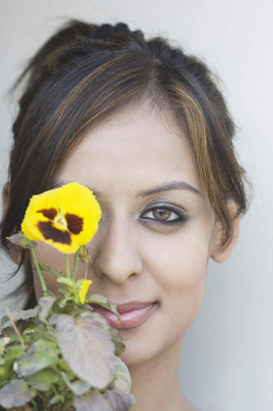 脸,头,脸颊,脖子,一个人,站,笑,微笑,竖图,室内,特写,白天,白色背景,正面,亚洲,仅一个年轻女性,仅一个女性,仅一个人,握,盛开,拿,花蕾,拿着,注视,花,花瓣,花朵,鲜花,蝴蝶花,花苞,花蕊,观察,看,站着,握着,遮,遮掩,摄影,影棚,观看,察看,掩盖,遮挡,关注,遮盖,掩饰,年轻女性,女人,女性,亚洲人,印度人,头部,脖,颈,颈部,脸部,脸蛋,面部,站立,半身,彩图,影棚拍摄,拍摄