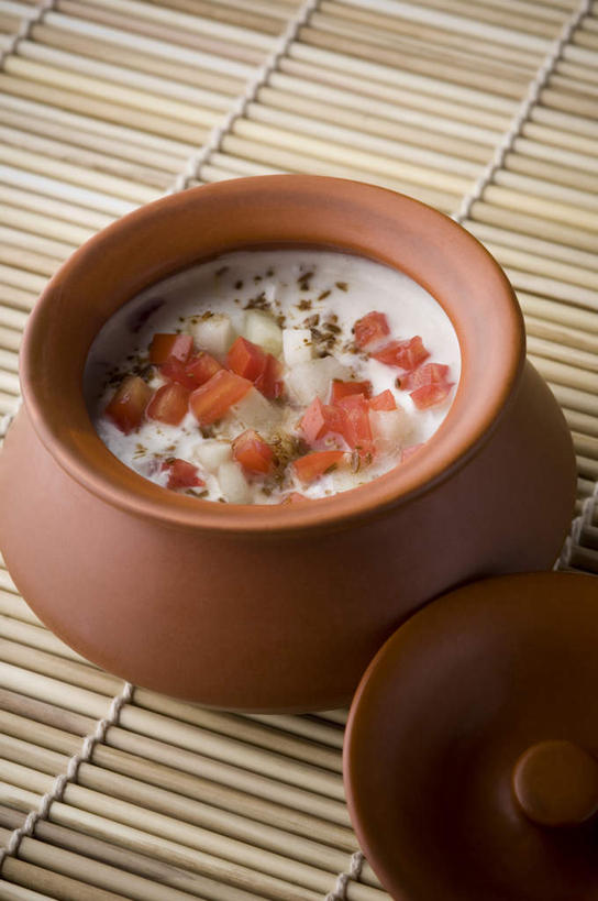 牛奶,无人,竖图,俯视,室内,特写,白天,蔬菜,西红柿,竹制,新鲜,盖子,席子,食品,饮品,营养,酸奶,食物,饮料,红色,碗,有机食品,绿色食品,乳制品,竹制品,奶,发酵,陶土,优格,优酪乳,朱砂,番茄,彩图,高角度拍摄