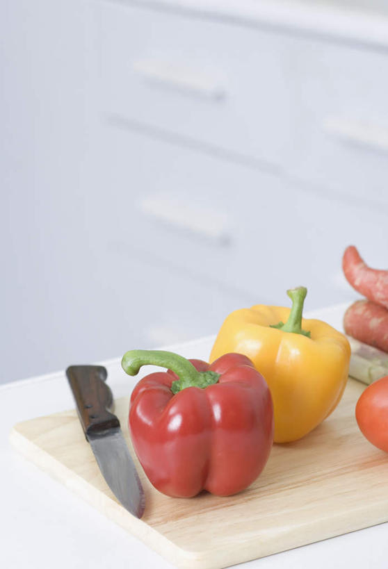 无人,竖图,俯视,室内,特写,白天,厨房,柜子,萝卜,胡萝卜,辣椒,蔬菜,金属制品,一把,新鲜,金属,工具,食品,刀具,储物柜,砧板,食物,刀,有机食品,绿色食品,储存,菜刀,黄辣椒,辣角,红海椒,大椒,辣虎,广椒,切菜刀,储备,蕴藏,贮备,辣子,红萝卜,红辣椒,海椒,甘荀,番椒,彩图,高角度拍摄,灶间,贮存