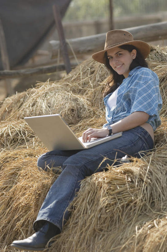 一个人,栏杆,坐,笑,微笑,露齿笑,竖图,室外,白天,侧面,电脑,笔记本电脑,植物,帽子,亚洲,仅一个年轻女性,仅一个女性,仅一个人,阴影,服装,枯萎,朦胧,模糊,光线,网络,手表,影子,草堆,围栏,枯草,注视,休闲装,通讯设备,护栏,草,衣服,黄色,阳光,遮阳帽,观察,看,休闲,休闲服,服饰,观看,察看,无线,关注,通信设备,无线网络,无线上网,便携式电脑,手提电脑,年轻女性,女人,女性,亚洲人,印度人,坐着,彩图,全身