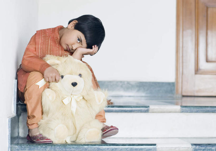 儿童,一个人,坐,横图,室内,白天,正面,纯洁,门,卧室,玩具,亚洲,仅一个女性,仅一个人,撑,握,服装,瓷砖,地砖,墙,地面,拿,拿着,注视,休闲装,墙壁,墙面,小孩,衣服,门框,观察,看,仅一个小孩,休闲,休闲服,可爱,童年,童趣,握着,服饰,毛绒玩具,布娃娃,观看,察看,撑着,关注,童真,烂漫,无邪,天真,女孩,女人,女性,亚洲人,印度人,孩子,坐着,彩图,全身,睡房,卧房,女生