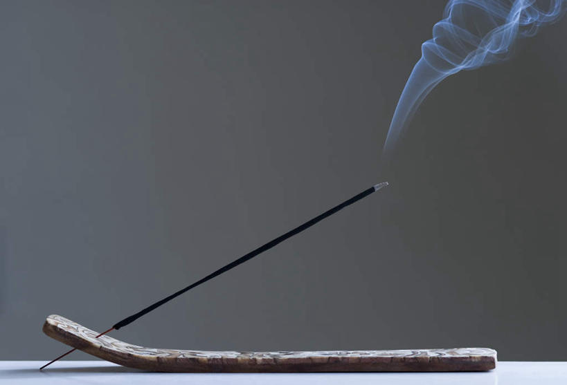 无人,横图,室内,特写,白天,正面,静物,蜡烛,灰色背景,节日,芳香,烟雾,燃烧,文化,佛香,香火,香烛,祈祷,健康,烟,许愿,摄影,宗教,信仰,影棚,烧香,纪念,祈求,平安,彩图,影棚拍摄,拍摄