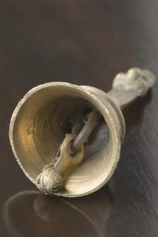 无人,竖图,室内,特写,白天,正面,静物,灰色背景,金属,铃铛,文化,工艺品,摄影,影棚,印度文化,彩图,影棚拍摄,拍摄