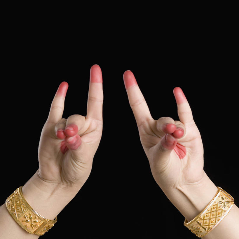 手,一个人,站,横图,室内,特写,白天,正面,亚洲,仅一个年轻女性,仅一个女性,仅一个人,一双,黑色背景,指甲油,装饰品,饰品,手链,首饰,手势,站着,手部,摄影,手镯,影棚,镯子,年轻女性,女人,女性,亚洲人,印度人,半身,彩图,影棚拍摄,拍摄