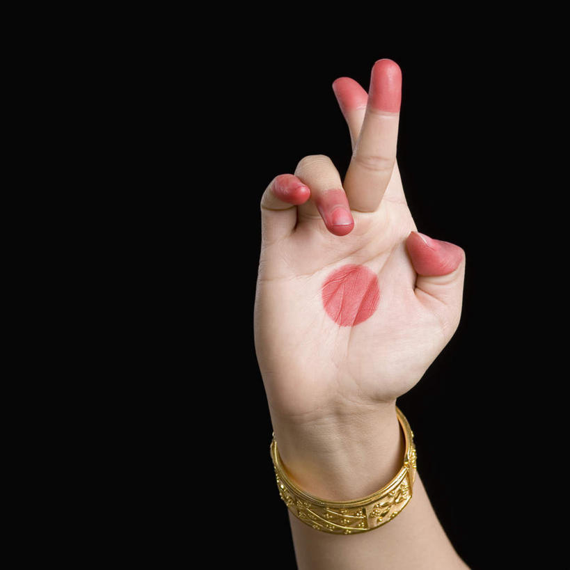 手,一个人,站,横图,室内,特写,白天,正面,亚洲,仅一个年轻女性,仅一个女性,仅一个人,一双,黑色背景,圆形,指甲油,装饰品,红色,饰品,手链,首饰,手势,站着,手部,摄影,手镯,影棚,单手,手印,镯子,年轻女性,女人,女性,亚洲人,印度人,半身,彩图,影棚拍摄,拍摄