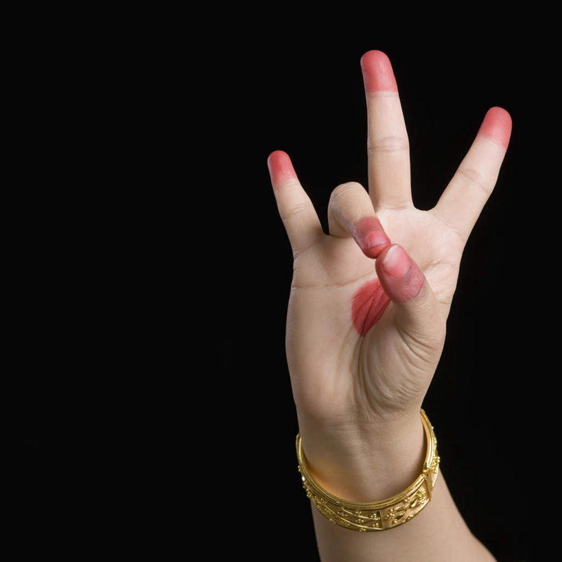 手,一个人,站,横图,室内,特写,白天,正面,亚洲,仅一个年轻女性,仅一个女性,仅一个人,一双,黑色背景,圆形,指甲油,装饰品,红色,饰品,手链,首饰,手势,站着,手部,摄影,手镯,影棚,单手,手印,镯子,年轻女性,女人,女性,亚洲人,印度人,半身,彩图,影棚拍摄,拍摄