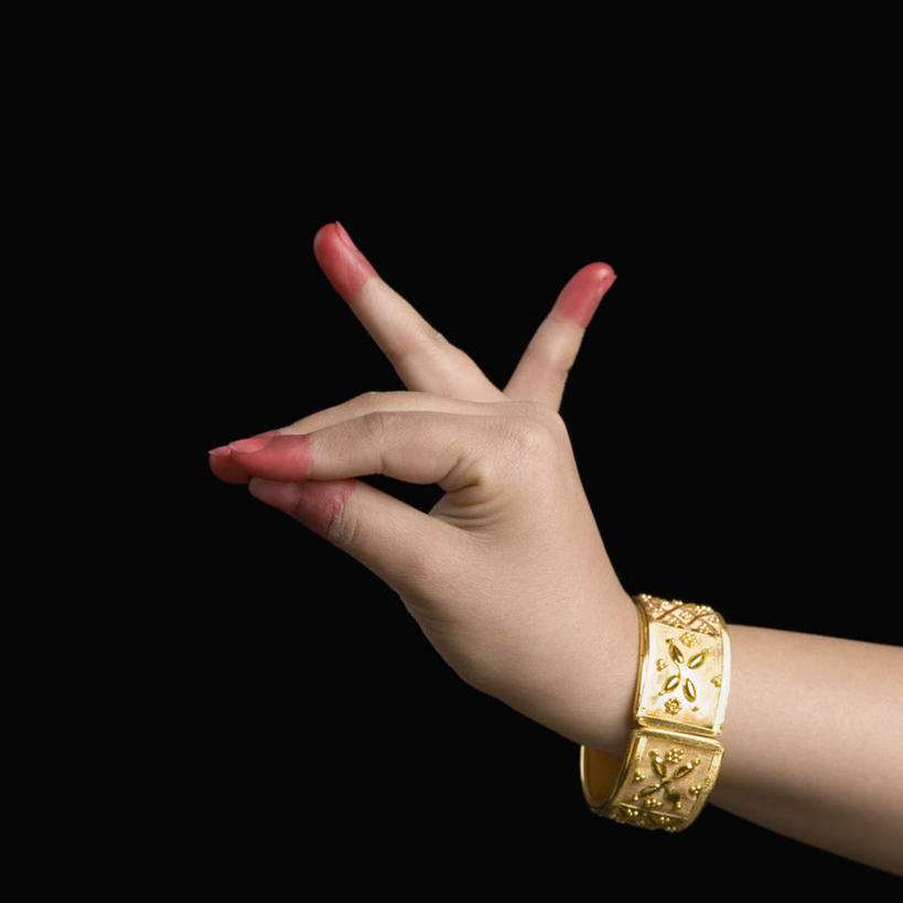 手,一个人,站,横图,室内,特写,白天,正面,亚洲,仅一个年轻女性,仅一个女性,仅一个人,一双,黑色背景,圆形,指甲油,装饰品,红色,饰品,手链,首饰,手势,站着,手部,摄影,手镯,影棚,单手,手印,镯子,年轻女性,女人,女性,亚洲人,印度人,半身,彩图,影棚拍摄,拍摄