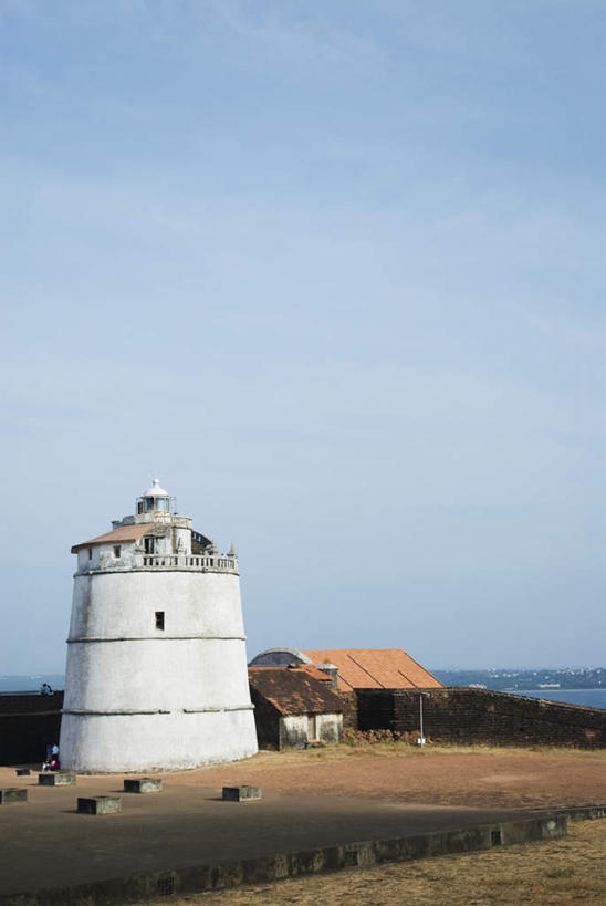 无人,竖图,室外,白天,仰视,旅游,度假,海浪,海洋,美景,沙滩,道路,印度,亚洲,信息,沙子,海岸,景观,浪花,灯塔,交通,沙地,方向,娱乐,蓝色,蓝天,天空,自然,海水,天,享受,休闲,景色,放松,晴朗,引导,指引,自然风光,南亚,海景,万里无云,印度共和国,一栋,航标,大海,风浪,海,海水的波动,海滩,近岸浪,涌浪,晴空,晴空万里,彩图,低角度拍摄,导航