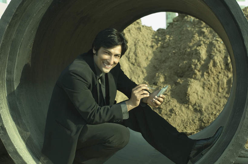 一个人,商务人士,商务男性,坐,笑,打电话,微笑,露齿笑,横图,室外,白天,侧面,衬衫,电话,手机,亚洲,仅一个男性,仅一个人,握,套装,拿,拿着,注视,通讯设备,仅一个年轻男性,观察,看,握着,观看,察看,关注,商务装,工薪阶层,水泥管,交流,男人,男性,年轻男性,亚洲人,印度人,白领,上班族,沟通,通话,坐着,半身,彩图,衬衣