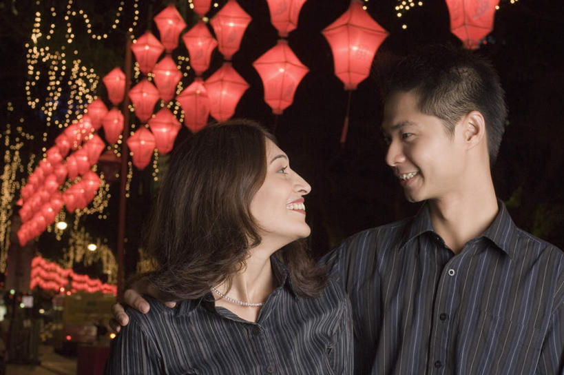 两个人,站,笑,微笑,露齿笑,横图,室外,夜晚,正面,衬衫,爱情,路灯,照明,亚洲,一排,许多,阴影,朦胧,模糊,整齐,光线,灯笼,影子,纸灯笼,灯光,浪漫,扭头,注视,排列,红色,灯具,观察,看,站着,转头,温暖,温馨,恩爱,恋人,观看,照亮,和睦,察看,照明设备,队列,关注,男人,男性,年轻男性,年轻女性,女人,女性,亚洲人,印度人,情侣,站立,半身,彩图,衬衣,伴侣,融洽