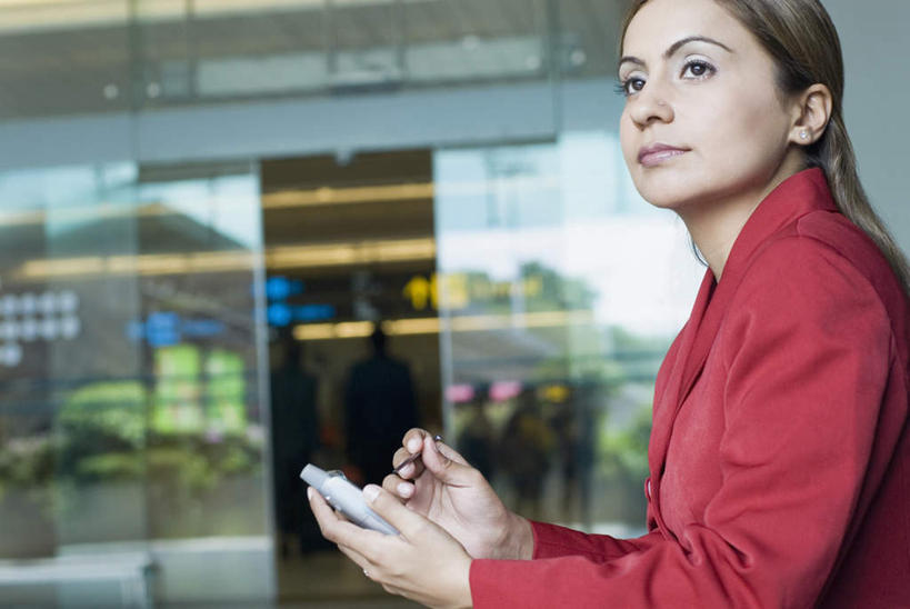 一个人,商务人士,商务女性,站,打电话,横图,室外,白天,侧面,门,电话,手机,亚洲,仅一个年轻女性,仅一个女性,仅一个人,握,套装,朦胧,模糊,拿,拿着,注视,通讯设备,玻璃门,观察,看,站着,握着,观看,察看,关注,商务装,工薪阶层,自动门,交流,年轻女性,女人,女性,亚洲人,印度人,白领,上班族,沟通,通话,站立,半身,彩图