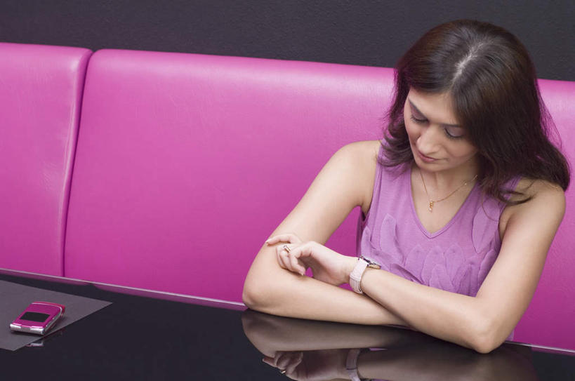 一个人,餐厅,坐,横图,室内,白天,正面,餐桌,桌面,桌子,亚洲,仅一个年轻女性,仅一个女性,仅一个人,服装,注视,休闲装,衣服,观察,看,休闲,休闲服,服饰,餐台,观看,腕表,察看,关注,计时工具,年轻女性,女人,女性,亚洲人,印度人,坐着,半身,彩图,餐馆,饭店,饭馆