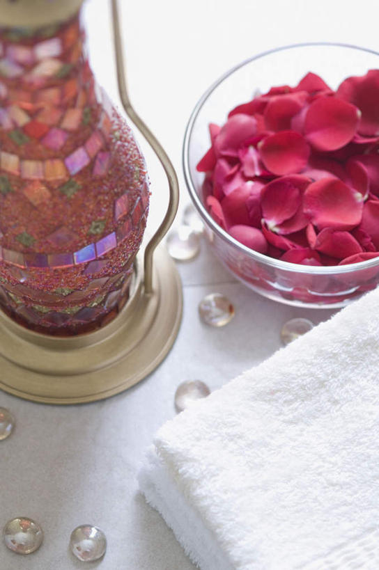 无人,竖图,俯视,室内,特写,白天,爱情,幸福,纯洁,热情,桌面,桌子,玫瑰,玻璃,照明,朦胧,模糊,盛开,木制,灯笼,纸灯笼,玫瑰花,浪漫,花蕾,玻璃制品,花,花瓣,花朵,鲜花,一个,木制品,容器,灯具,碗,花苞,花蕊,温暖,温馨,恩爱,单个,储藏,照亮,和睦,照明设备,储存,感动,尊敬,天真,刺玫花,徘徊花,彩图,高角度拍摄,融洽,贮存