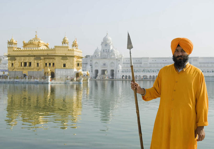 一个人,寺庙,站,横图,室外,白天,正面,民族服装,旅游,度假,竞争,河流,名胜古迹,水,标志建筑,地标,建筑,印度,亚洲,仅一个男性,仅一个人,仅一个中年男性,对抗,阴影,服装,节日,遗迹,装饰,冲突,光线,头巾,影子,河水,水流,燃烧,注视,古迹,破坏,文化,文物,娱乐,建设,古建筑,衣服,黄色,蓝色,倒影,蓝天,天空,阳光,香火,庙宇,天,观察,看,祈祷,站着,享受,休闲,健康,武器,旅游胜地,放松,战争,许愿,宗教,服饰,信仰,晴朗,观看,纪念,华丽,修饰,祈求,损坏,点缀,察看,倒映,攻击,威胁,衣着,穿着,对立,关注,矛盾,兵器,南亚,防御,矛,古文明,万里无云,印度共和国,敌对,挫败,斗争,抗拒,抗衡,衬托,美观,雅致,雅观,杀伤,威慑,衣饰,反照,旁遮普,旁遮普邦,阿姆利则,平安,危险,男人,男性,中年男性,亚洲人,印度人,晴空,晴空万里,站立,半身,彩图,传统服装,民俗服,庙,寺