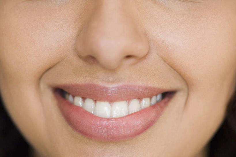 脸,头,鼻子,嘴,脸颊,牙齿,一个人,笑,微笑,露齿笑,横图,室内,特写,白天,正面,亚洲,仅一个年轻女性,仅一个女性,仅一个人,年轻女性,女人,女性,亚洲人,印度人,头部,鼻,鼻孔,齿,口,口腔,脸部,脸蛋,面部,牙,牙龈,嘴巴,嘴唇,半身,彩图