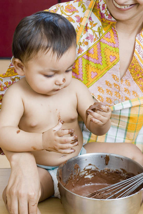 婴儿,儿童,两个人,家庭,母亲,坐,笑,微笑,露齿笑,竖图,室内,白天,正面,烹饪,纯洁,厨房,桌面,桌子,厨具,金属制品,亚洲,服装,金属,木制,调料,酱料,酱汁,佐料,食品,糖,糖果,甜点,甜品,调味品,调味料,注视,休闲装,酱,尿布,纸尿裤,尿不湿,食物,小孩,衣服,木制品,容器,打蛋器,搅拌器,碗,甜食,巧克力,观察,看,休闲,温暖,温馨,一家人,休闲服,可爱,母爱,童年,童趣,服饰,活泼,观看,储藏,朱古力,黑巧克力,和睦,察看,纸尿布,储存,关注,宝宝,童真,纯真,烂漫,无邪,烹饪用具,纸尿片,母婴,手动打蛋器,伶俐,天真,年轻女性,女人,女性,亚洲人,印度人,孩子,年轻人,烹调用具,烹调,坐着,半身,彩图,灶间,融洽,贮存