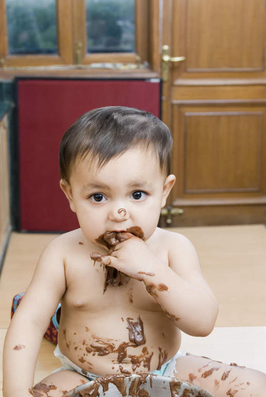 婴儿,儿童,一个人,坐,吃,竖图,室内,白天,正面,纯洁,厨房,窗户,门,桌面,桌子,金属制品,亚洲,仅一个人,金属,木制,调料,酱料,酱汁,佐料,食品,糖,糖果,甜点,甜品,调味品,调味料,注视,酱,尿布,纸尿裤,尿不湿,玻璃窗,食物,小孩,把手,门把手,木制品,容器,门框,碗,甜食,巧克力,观察,看,可爱,活泼,观看,储藏,朱古力,黑巧克力,门把,察看,纸尿布,储存,关注,宝宝,纯真,烂漫,无邪,纸尿片,伶俐,天真,亚洲人,印度人,孩子,嚼,拉手,食,坐着,半身,彩图,灶间,贮存