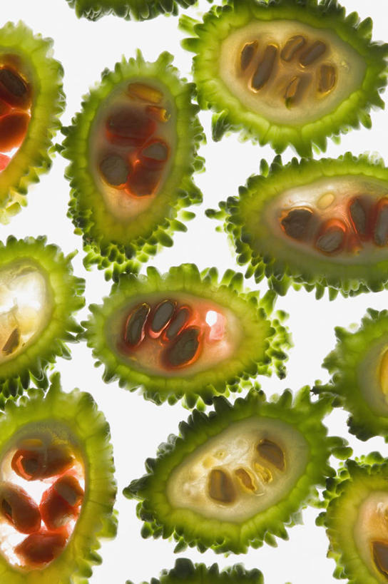 无人,竖图,俯视,室内,特写,白天,白色背景,桌面,桌子,蔬菜,切开,新鲜,木制,苦瓜,食品,食物,木制品,切,凉瓜,摄影,有机食品,绿色食品,影棚,剖面,切面,君子菜,癞瓜,癞葡萄,彩图,高角度拍摄,影棚拍摄,拍摄