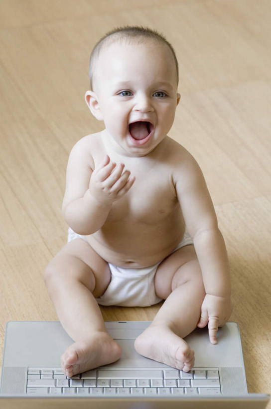 婴儿,儿童,一个人,坐,竖图,俯视,室内,白天,纯洁,电脑,笔记本电脑,地板,亚洲,仅一个人,网络,地面,注视,通讯设备,尿布,纸尿裤,尿不湿,木地板,小孩,观察,看,张嘴,可爱,活泼,观看,察看,无线,纸尿布,关注,宝宝,通信设备,无线网络,张大嘴巴,无线上网,便携式电脑,纯真,烂漫,无邪,纸尿片,伶俐,天真,手提电脑,亚洲人,印度人,孩子,张开嘴,坐着,彩图,高角度拍摄,全身