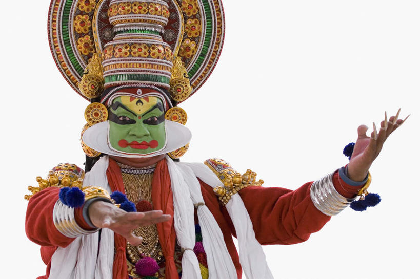 一个人,举,横图,室内,白天,白色背景,正面,化妆,跳舞,亚洲,仅一个男性,仅一个人,服装,面具,注视,衣服,观察,看,托,仅一个老年男性,摄影,服饰,影棚,观看,察看,衣着,穿着,关注,舞姿,表演服,演出服,衣饰,扮装,道具服,卡塔卡利舞,莫赫尼亚特姆舞,老年男性,男人,男性,亚洲人,印度人,举起,举手,举着,向上举,向上伸,向上托,半身,彩图,影棚拍摄,化装,拍摄,舞蹈