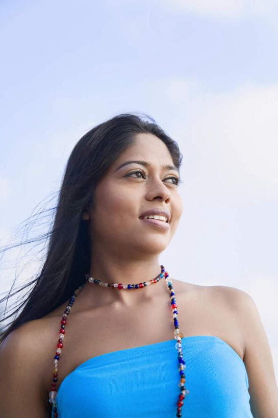 肩,一个人,笑,微笑,露齿笑,竖图,室外,白天,仰视,项链,亚洲,仅一个年轻女性,仅一个女性,仅一个人,戴,服装,云,云朵,云彩,注视,休闲装,装饰品,衣服,蓝色,白云,蓝天,天空,饰品,首饰,天,观察,看,休闲,休闲服,服饰,晴朗,观看,露肩,察看,关注,肩部,年轻女性,女人,女性,亚洲人,印度人,晴空,半身,彩图,低角度拍摄