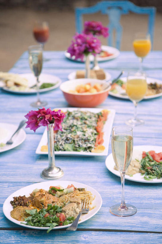 果汁,无人,竖图,俯视,室外,白天,烹饪,西餐,智慧,餐桌,桌面,桌子,柑橘,杯子,餐具,花瓶,椅子,玻璃,朦胧,模糊,艺术,木制,叉子,瓷器,刀叉,刀子,碟子,高脚杯,勺子,橙汁,料理,食品,饮品,文化,菜肴,美食,玻璃制品,酒瓶,食物,饮料,插花,盘子,玻璃瓶,酒杯,木制品,瓶子,水杯,调羹,西式,佳肴,插花艺术,创造,可口,创作,铁勺,想象,香槟杯,适口,玻璃杯,橘子,桔子,橙子,橙,彩图,高角度拍摄