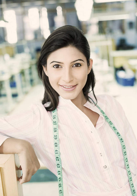 一个人,站,笑,微笑,露齿笑,竖图,室内,白天,正面,亚洲,仅一个年轻女性,仅一个女性,仅一个人,服装,朦胧,模糊,测量,皮尺,刻度,注视,休闲装,衣服,尺,观察,看,站着,休闲,休闲服,服饰,观看,测量工具,尺子,察看,腰围尺,关注,量具,量仪,塑料卷尺,服装尺,裁缝尺,年轻女性,女人,女性,亚洲人,印度人,站立,半身,彩图