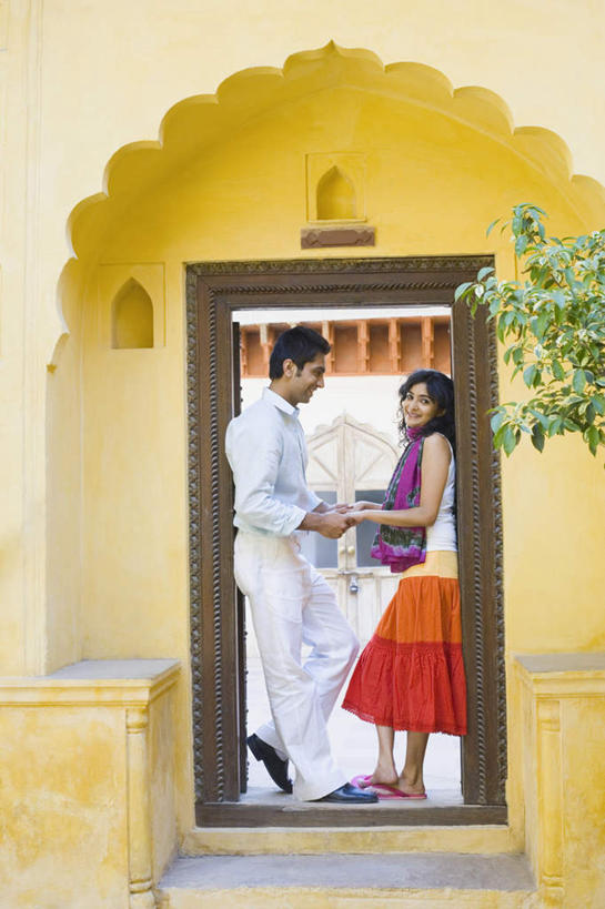 两个人,夫妻,站,握手,笑,微笑,露齿笑,竖图,室外,白天,侧面,爱情,植物,门,亚洲,服装,墙,拱门,浪漫,注视,休闲装,墙壁,墙面,树,树木,衣服,绿色,自然,门框,观察,看,站着,休闲,休闲服,恩爱,恋人,服饰,生长,成长,观看,察看,关注,男人,男性,年轻男性,年轻女性,女人,女性,亚洲人,印度人,情侣,搀手,拉手,手拉手,手握手,站立,彩图,全身,伴侣