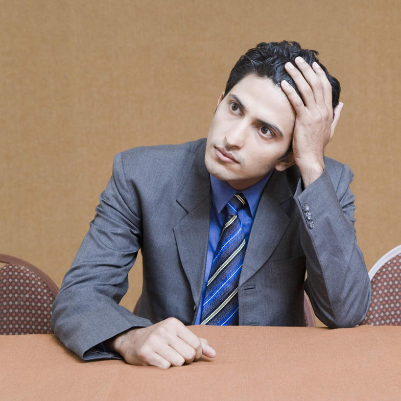 一个人,商务人士,商务男性,坐,横图,室内,白天,正面,衬衫,桌子,椅子,亚洲,仅一个男性,仅一个人,撑,套装,办公桌,墙,棕色,领带,托头,注视,墙壁,墙面,仅一个年轻男性,观察,看,托,观看,察看,撑着,关注,商务装,工薪阶层,男人,男性,年轻男性,亚洲人,印度人,头部,白领,上班族,坐着,半身,彩图,衬衣