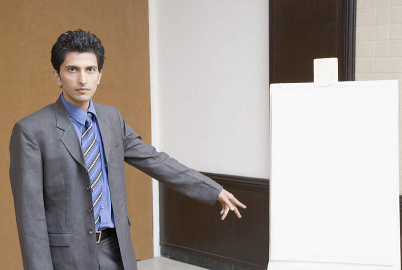 一个人,商务人士,商务男性,站,横图,室内,白天,正面,衬衫,亚洲,仅一个男性,仅一个人,套装,领带,注视,仅一个年轻男性,白板,观察,看,站着,观看,察看,关注,商务装,记录板,工薪阶层,记事板,男人,男性,年轻男性,亚洲人,印度人,白领,上班族,站立,半身,彩图,衬衣