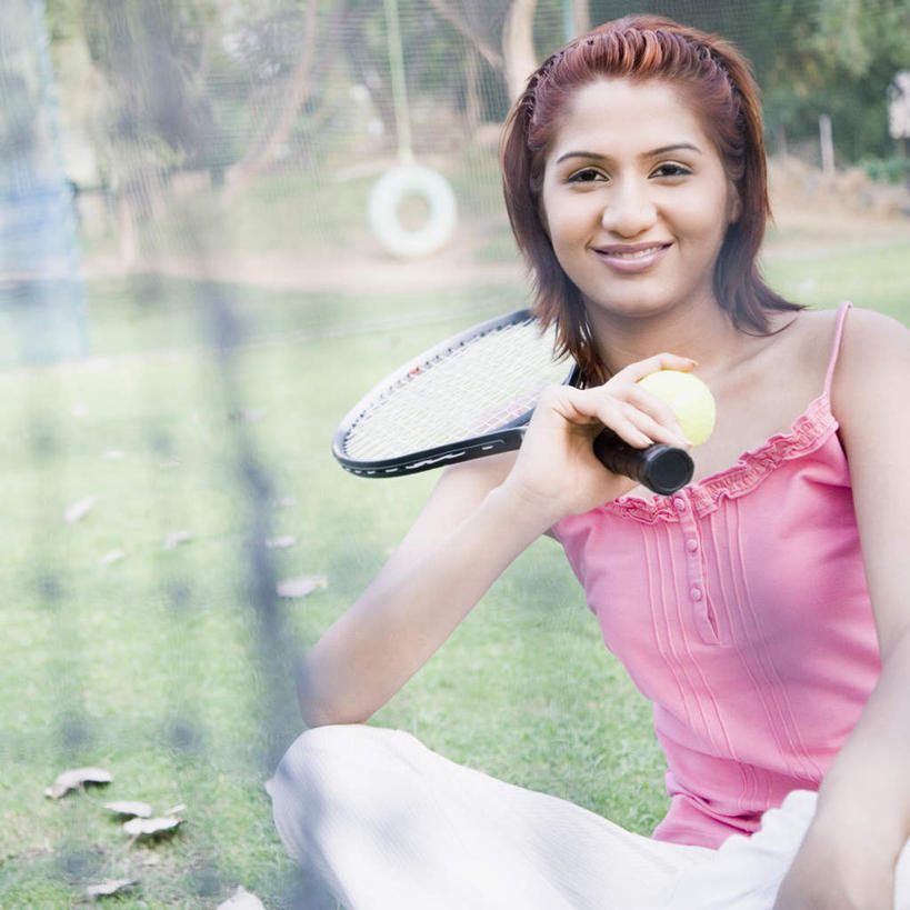 一个人,坐,笑,盘腿,微笑,露齿笑,横图,室外,白天,正面,锻炼,旅游,度假,运动,网球,草地,草坪,植物,亚洲,仅一个年轻女性,仅一个女性,仅一个人,握,服装,朦胧,模糊,网球拍,球拍,网球装备,拿,拿着,注视,休闲装,娱乐,运动器械,草,衣服,绿色,观察,看,享受,休闲,休闲服,健身器械,放松,握着,服饰,观看,察看,关注,室外运动,健身器材,户外运动,扛在肩上,网球运动,年轻女性,女人,女性,亚洲人,印度人,盘腿而坐,盘膝,盘着腿的,盘着腿坐,双腿交叉,坐着,半身,彩图,健身,运动器材