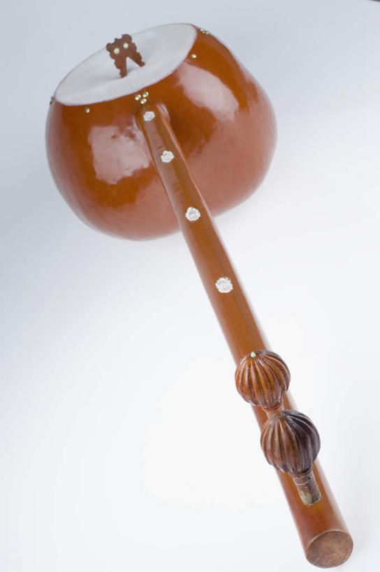 无人,竖图,俯视,室内,特写,白天,白色背景,静物,阴影,反射,木制,影子,乐器,弦乐器,一个,木制品,摄影,影棚,单个,弹拨弦鸣乐器,班卓琴,彩图,高角度拍摄,影棚拍摄,拍摄,弹拨弦乐器