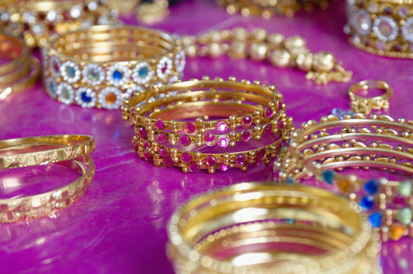 无人,横图,室内,特写,白天,正面,桌子,静物,珠宝,阴影,紫色背景,朦胧,模糊,反射,影子,装饰品,饰品,手链,首饰,摄影,手镯,影棚,贵重,珍贵,宝石,镯子,宝贵,彩图,影棚拍摄,拍摄